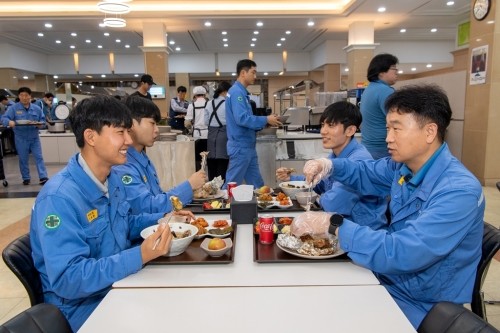 임직원의 복지 증진을 위해 사내식당에서 다양한 특식을 제공하고 있다. ⓒ 광양제철소