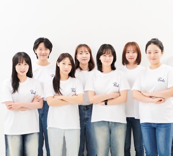 라이크낫의 구성원들. 이예린 대표는 풀라를 여성 생애주기에 따라 속옷을 쇼핑할 때 반드시 확인하는 이너웨어 업계의 올리브영 같은 필수 플랫폼으로 성장시키겠다는 포부를 밝혔다. ⓒ 라이크낫