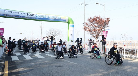 지난해 10월30일 꽃지 해수욕장 일원에서 진행된 전국어울림마라톤대회 모습. ⓒ 태안군