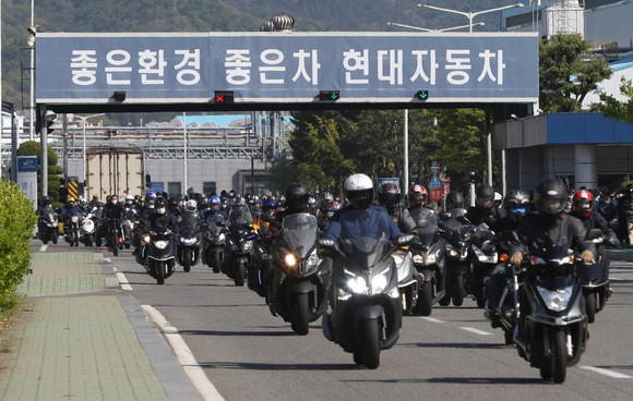현대차 울산공장 명촌정문에서 1조 근로자들이 퇴근하고 있는 모습. ⓒ 연합뉴스