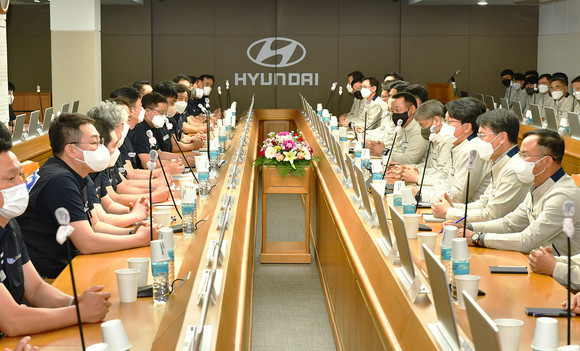 현대차 노사 대표가 지난해 울산공장에서 상견례를 하고 있는 모습. ⓒ 연합뉴스