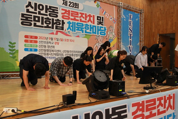 노정희 신안동장과 직원들이 어르신들게에 큰 절을 하고 있다. ⓒ 프라임경제
