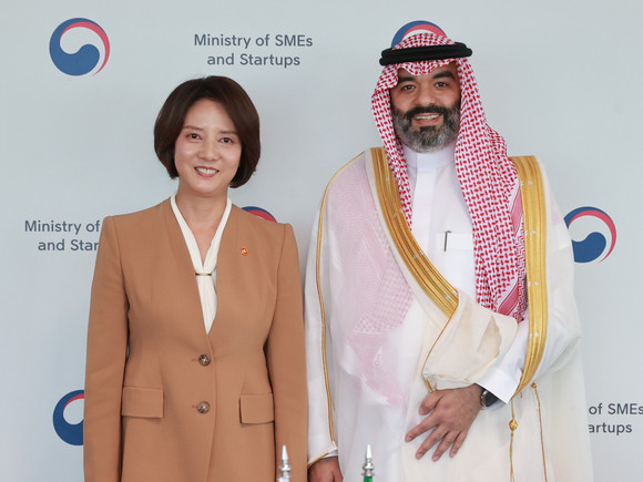 이영 중소벤처기업부 장관이 6일 서울 영등포구 기술보증기금 서울지점에서 압둘라 알스와하 사우디 통신정보기술부 장관과 양자 면담을 마치고 기념 촬영을 하고 있다. ⓒ 중소벤처기업부