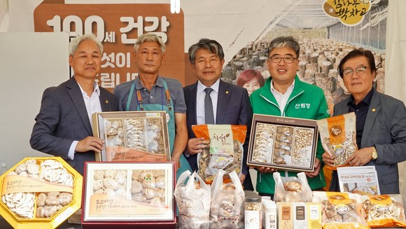 임상섭 산림청 차장(오른쪽 두번째)이 지난 14일 오전 대전 서구 한밭수목원 원형 잔디광장에서 열린 '2023 청정임산물 대축제'에서 임업인들과 임산물(표고버섯) 홍보를 하고 있다. ⓒ 산림청