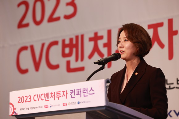 이영 중소벤처기업부 장관이 19일 서울 강남구 노보텔 앰배서더에서 열린 2023 CVC벤처투자 컨퍼런스에 참석해 인사말을 하고 있다. ⓒ 중소벤처기업부