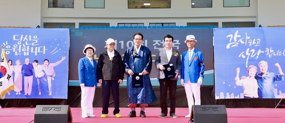 김동일 시장이 24일 제10회 전국노인건강대축제 개회식을 개최 후 기념촬영을 하고 있다. ⓒ 보령시