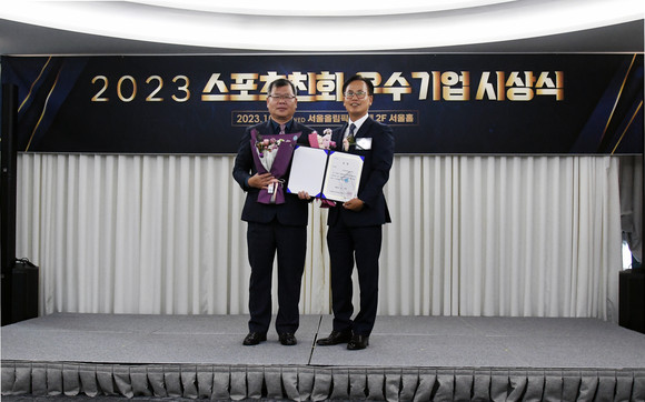 고충림 kt is 전무(사진 오른쪽)가 지난 25일 서울올림픽공원에서 개최된 2023 스포츠친화기업 시상식에 참여해 기념촬영을 하고 있다. ⓒ kt is