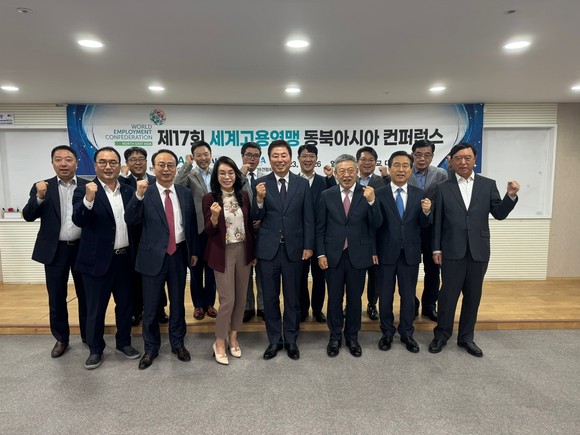 한‧중‧일 온라인 국제회의에 참석한 한국한국HR서비스산업협회 회원사 관계자들이 기념촬영을 하고있다. ⓒ 한국한국HR서비스산업협회