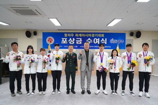 왼쪽부터 노승석 코치, 강경민, 송혜수, 박조은(이상 핸드볼), 박원호 육군보병학교장, 전갑수 회장, 전웅태(근대5종), 박하름, 이재경(이상 다이빙), 김국영(육상) 선수. ⓒ 광주광역시체육회