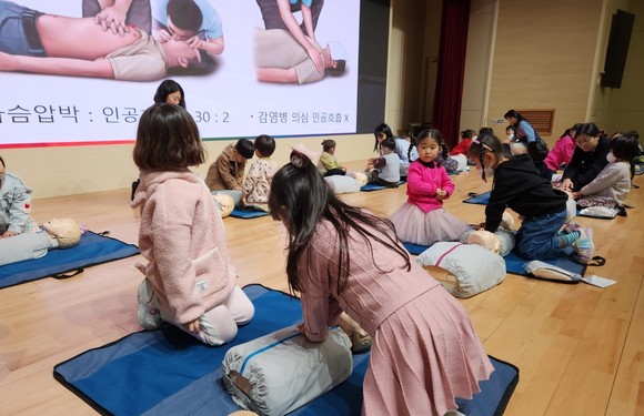 충남교육청 직장어린이집 원아들이 심폐소생술 훈련을 실시하고 있다. ⓒ 충남교육청