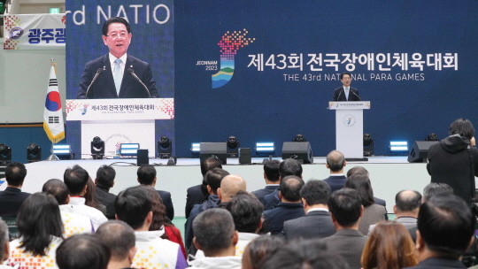 김영록 전라남도지사가 8일 오후 목포실내체육관에서 열린 제43회 전국장애인체전 폐회식에서 환송사를 하고 있다. ⓒ 전남도
