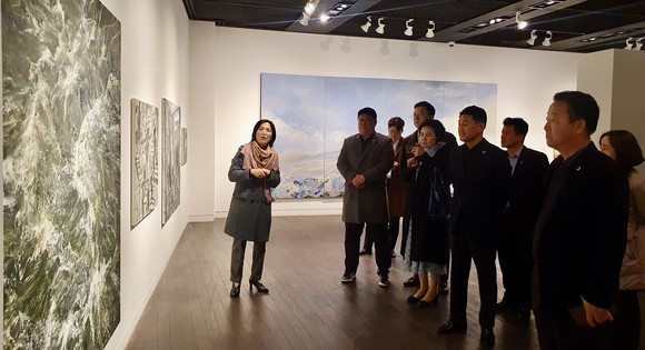 행정문화위원회는 14일 문화체육관광국 소관 행정사무감사 준비를 위해 서울 인사동 소재 충북갤러리 전시관을 방문해 갤러리 내 전시시설을 둘러보고 있다. ⓒ 의회사무국