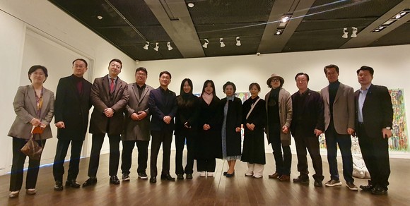 행정문화위원회는 14일 문화체육관광국 소관 행정사무감사 준비를 위해 서울 인사동 소재 충북갤러리 전시관을 방문 후 기념촬영을 하고 있다. ⓒ 의회사무국