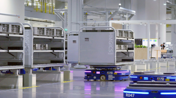 물류 로봇(AMR, Autonomous Mobile Robot)이 부품을 옮기기 위해 이동하는 모습. ⓒ 현대자동차그룹
