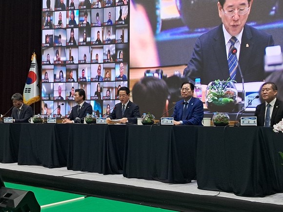 김영록 전남지사가 24일 완도군 농어민문화체육센터에서 열린 2023 완도군 도민과의 대화에서 군민들과 즉문즉답을 하고 있다. ⓒ 전남도