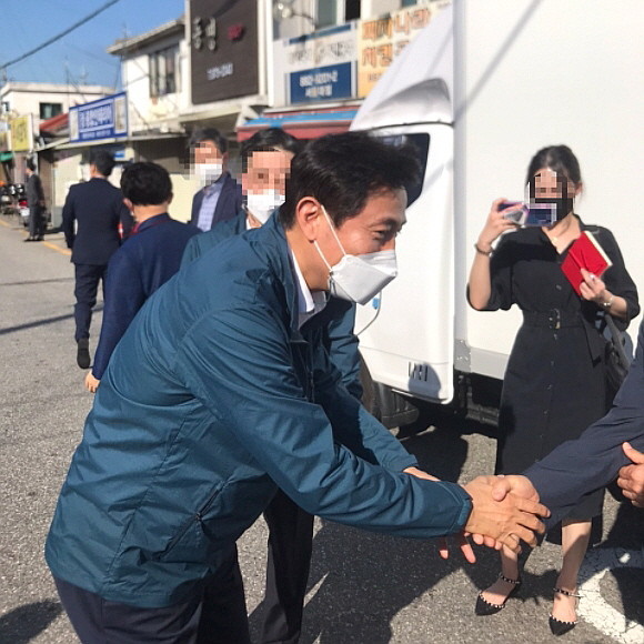 지난 2021년 오세훈 서울시장이 '신통기획 1호' 신림1구역을 방문해 주민들과 인사를 나누고 있다. ⓒ 프라임경제