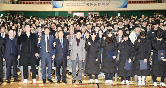 '꿈돋음 한마당'에 참여한 김대중 교육감 및 관계자, 학생 선수들이 파이팅을 외치며 기념 촬영을 하고 있다. ⓒ 전남도교육청