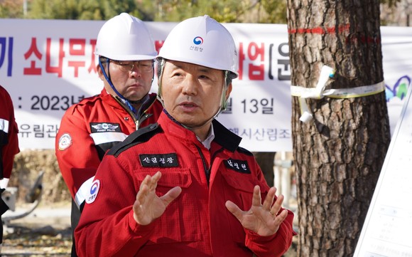 남성현 산림청장이 1일 울산광역시 울주군 소나무재선충병 방제사업지 현장을 찾아 남부지방산림청, 소나무재선충병 대응 단장 등 관계자들과 방제 현황을 점검하고 있다. ⓒ 산림청