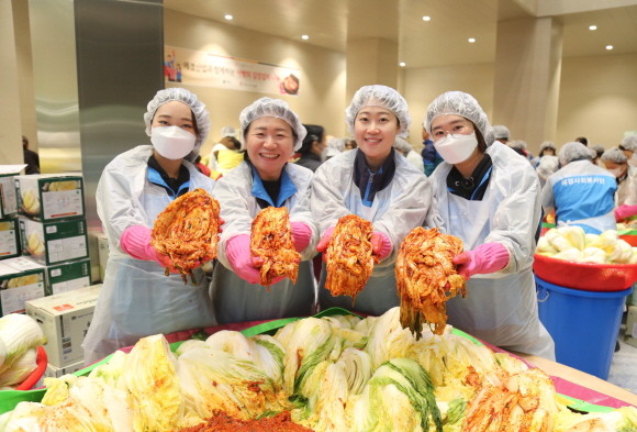 애경산업은 희망을나누는사람들과 함께 지난 7일 AK플라자 광명점에서 '2023 사랑의 김장나눔 행사'를 진행했다. © 애경산업