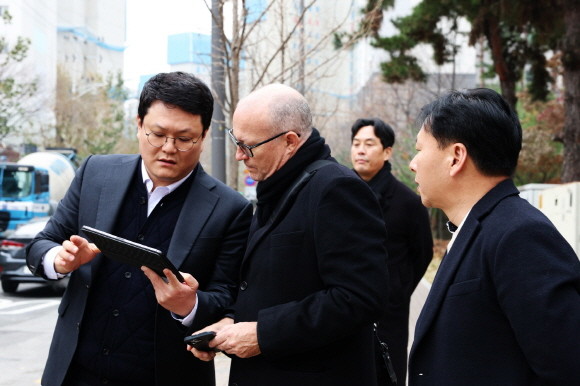 저디 수석디자이너 존 폴린 부사장과 롯데건설 직원들이 신반포12차 아파트 현장을 방문해 설계에 대해 대화하고 있다. © 롯데건설