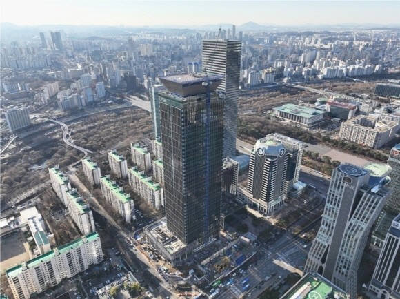 GRESB '세계 1위 오피스 개발자산'으로 선정된 코람코자산신탁 여의도 TP타워. © 코람코