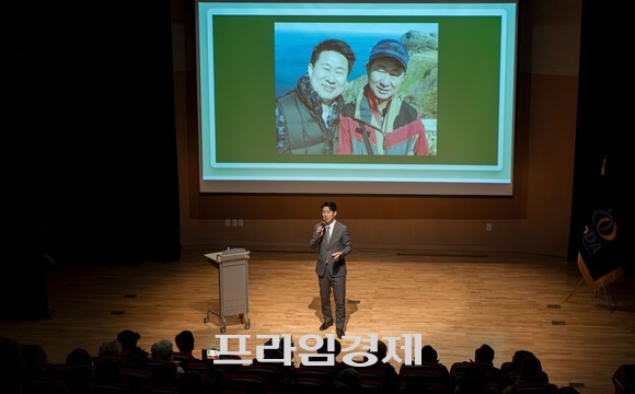 남희석 씨는 아버지와 무척 닮았는데 그 특성이 먼 조상부터 남 씨의 자식들까지 남아 있다고 말하며 관객들의 웃음을 자아냈다. ⓒ 프라임경제