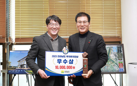 왼쪽부터 최종욱 지역개발과장, 이상익 함평군수. ⓒ 함평군