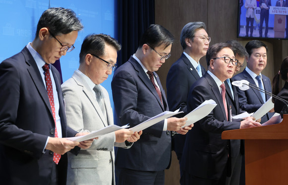 이동근 한국경영자총협회 상근부회장이 지난해 11월 8일 오전 국회 소통관에서 노동조합법 개정안 입법 중단을 촉구하는 경제6단체 공동성명을 발표하고 있다. ⓒ 연합뉴스