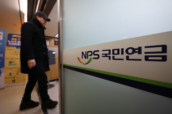 보건복지부는 2024년도 제1차 국민연금심의원회를 열어 연금액을 인상하고, 2024년에 적용하는 기준소득월액 상·하한액을 조정하기로 결정했다. ⓒ 연합뉴스