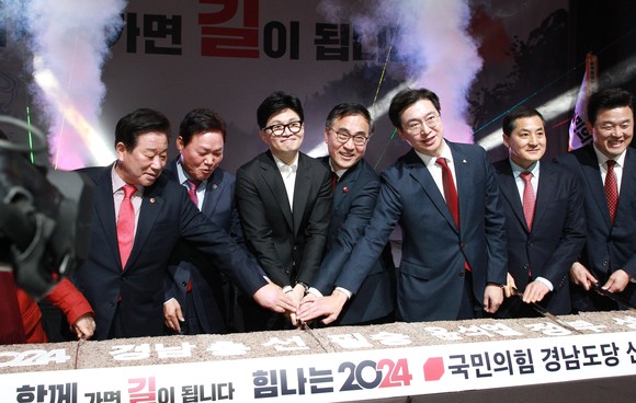 국민의힘 한동훈 위원장과 박완수 경남도지사 김진부 경남도의장, 강민국, 박대출, 윤연석 의원들이 경남 총선 필승을 다지고 있다. ⓒ 프라임경제