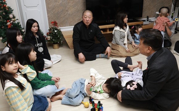 김영환 충북지사는 11일 청주시 복대동에서 도내 11명의 자녀를 양육하는 정재원·정마리추 부부 가정을 방문해 의견을 청취하는 시간을 가졌다. ⓒ 충북도