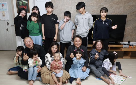 김영환 충북지사는 11일 청주시 복대동에서 도내 11명의 자녀를 양육하는 정재원·정마리추 부부 가정을 방문해 가족들과 기념촬영을 하고 있다. ⓒ 충북도