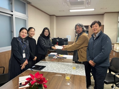 여수 DL케미칼 노조가 저소득 다문화·조손가정 의류 상품권을 전달했다. ⓒ 여수시