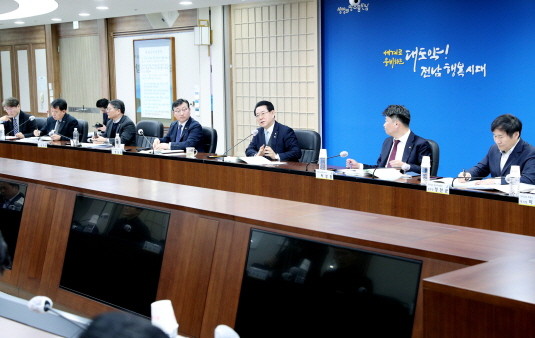 김영록 전라남도지사가 22일 오전 서재필실에서 제53회 전국소년체육대회·제18회 전국장애학생체육대회 준비상황 보고회를 주재하고 있다. ⓒ 전남도