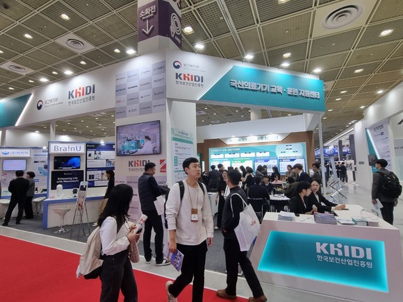 15일 KIMES 2024에서 한국보건산업진흥원 국산의료기기 교육·훈련 지원센터 홍보관 전경. = 김상준 기자