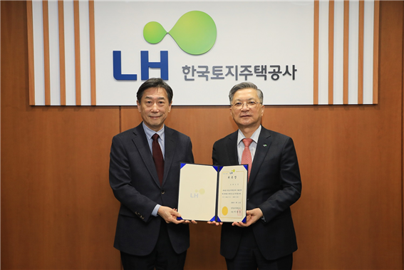'LH 사회공헌 혁신위원회' 행사에서 오준 前유엔대사(좌측 첫 번째)와 이한준 LH 사장이 위촉장을 들고 기념촬영을 하고 있다. Ⓒ LH