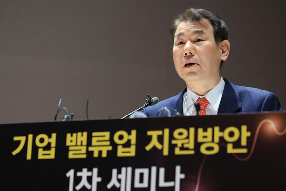 정은보 한국거래소 이사장이 지난 2월26일 오전 서울 영등포구 여의도 한국거래소 컨퍼런스홀에서 열린 '한국 증시 도약을 위한 기업 밸류업 지원방안 1차 세미나'에 참석해 인사말하고 있다. ⓒ 연합뉴스
