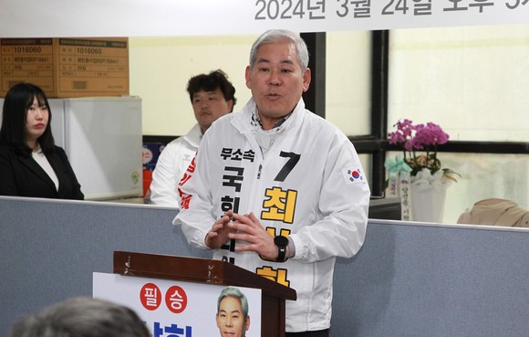 최상화 후보가 하동지역 선거위원들을 격려하고 있다. ⓒ 프라임경제