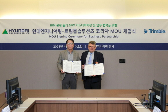 현대엔지니어링 본사 계동사옥에서 진행된 '건축정보모델(BIM) 소프트웨어 개발 협력을 위한 업무협약 체결식' 이후, 심범섭 현대엔지니어링 미래기술사업부장(좌)과 야리 사카리 헤이노 트림블솔루션 코리아 대표이사(우)가 3일 기념사진을 촬영하고 있다. © 현대엔지니어링