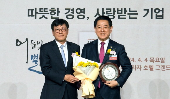 김영록 전라남도지사가 4일 서울에서 제9회 대한민국 최고 경영대상 시상식에서 리더십경영 분야를 수상한 후 기념촬영을 하고 있다. ⓒ 전남도
