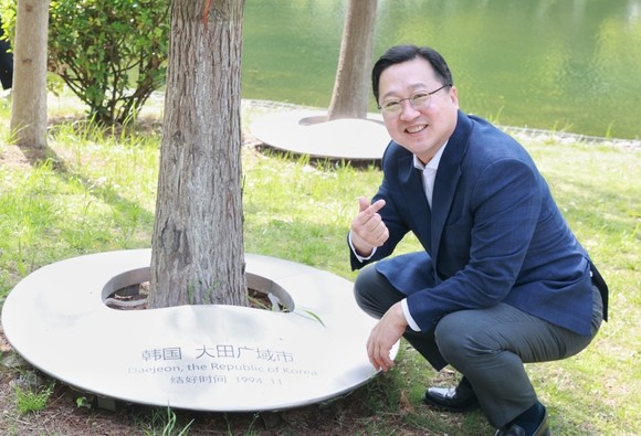 이장우 대전시장장이 22일 중국 난징시 국제우의공원에서 상징조형물에서 기념촬영을 하고 있다. ⓒ 대전시