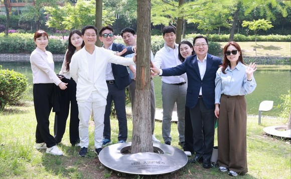 이장우 대전시장장이 22일 중국 난징시 국제우의공원에서 상징조형물을 관람 후 기념촬영을 하고 있다. ⓒ 대전시
