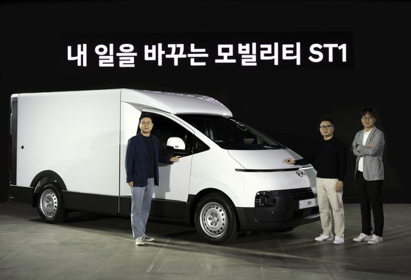 ST1 미디어 발표회에서 왼쪽부터 정유석 현대차 국내사업본부장(부사장), 민상기 PBV사업실 실장, 오세훈 PBV 디벨롭먼트실 상무가 기념촬영을 하고 있는 모습. ⓒ 현대자동차