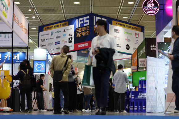 지난해 5월 개최된 서울 코엑스에서 열린 IFS 프랜차이즈 창업박람회에서 관람객들이 부스를 둘러보고 있다. ⓒ 연합뉴스