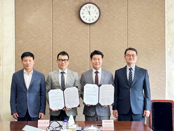 왼쪽부터 △진하이민 상하이 민항구 우징진 당서기 △김남국 이랜드차이나 대외협력실&자산개발 실장 △전화성 한국액셀러레이터협회 협회장 △박정근 이랜드차이나 투자운영부문 이사 ⓒ 한국액셀러레이터협회