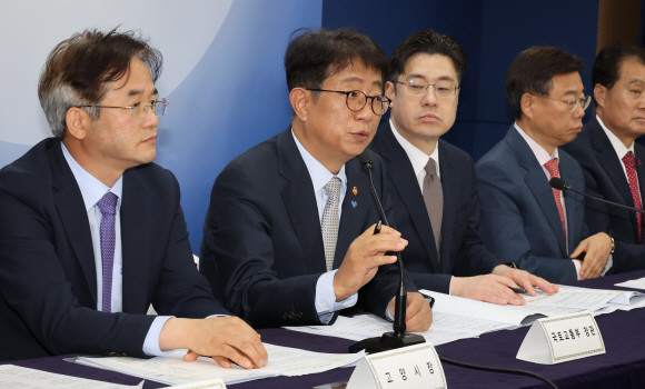 박상우 국토교통부 장관이 22일 종로구 정부서울청사 브리핑실에서 1기 신도시 선도지구 선정계획 발표 브리핑을 하고 있다. Ⓒ 연합뉴스