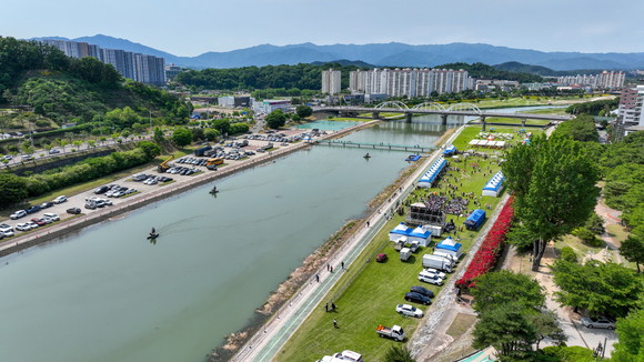'2024 영주 소백산철쭉제' 서천둔치 행사장 항공사진(청명한 하늘과 탁 트인 전경, 서천을 누비는 문보트의 모습이 눈에 띈다). ⓒ 영주시