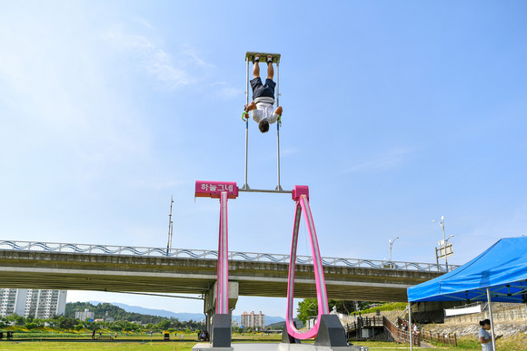 가족과 함께 서천둔치를 찾은 아빠가 하늘그네 360도 회전에 성공했다. ⓒ 영주시