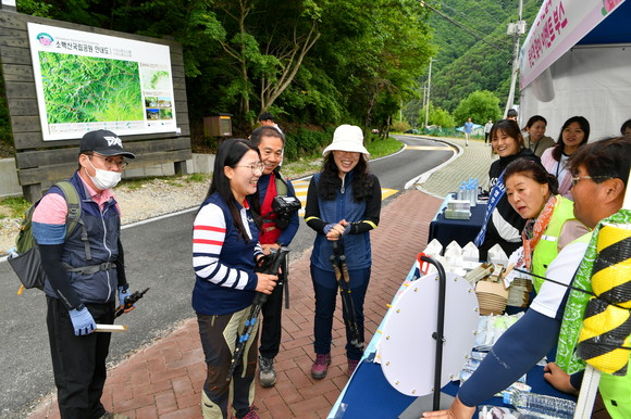 25일 삼가야영장 입구에서 진행된 룰렛이벤트에 참여한 등산객들이 당첨 결과를 보고 환하게 웃고 있다. ⓒ 영주시