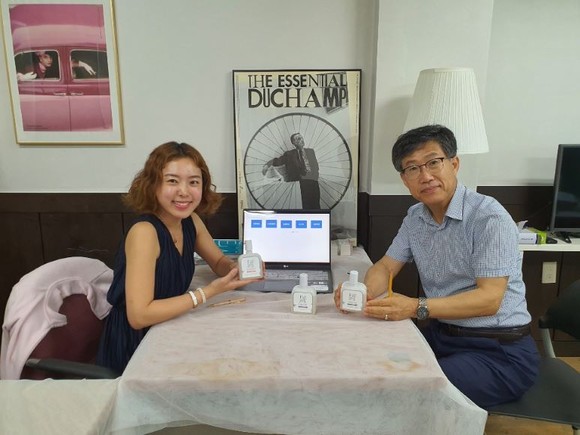 여성 CEO가 전문위원에게 경영 애로사항을 상담받고 있다. ⓒ 여성기업종합지원센터